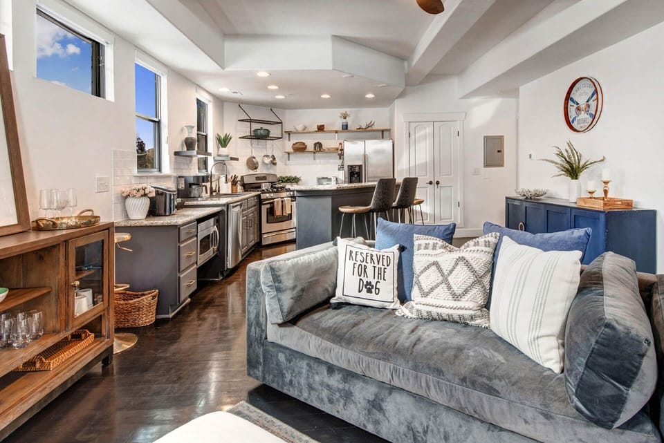 Vacation Rentals in Park City at Moose Lodge 5: Living room with TV and gas fireplace