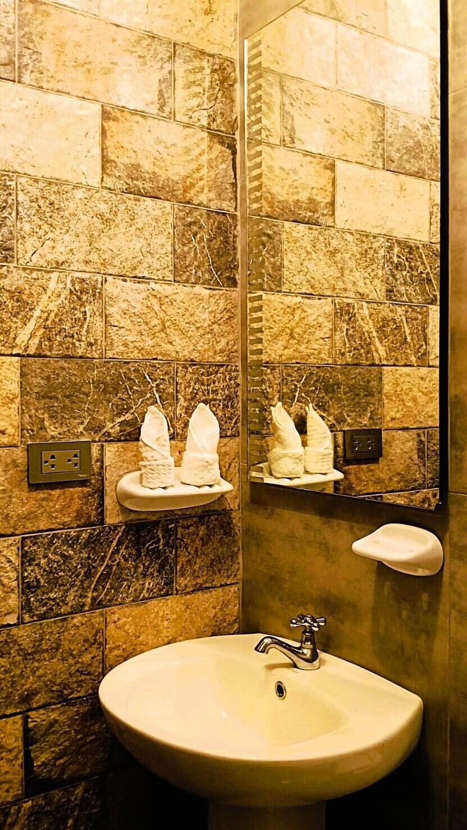 Superior Room | Bathroom | Shower, rainfall showerhead, towels, soap
