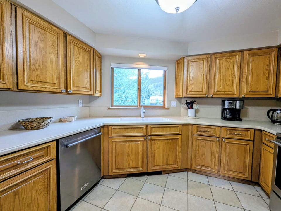 Bright Kitchen w/lots of counter space