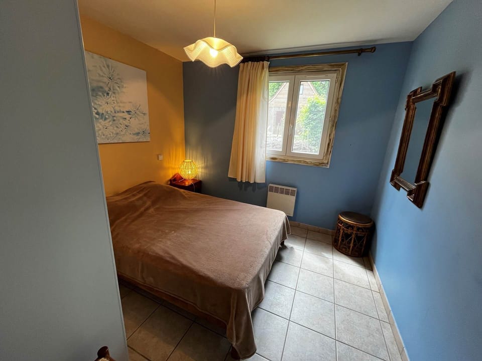 Chambre avec moustiquaire aux fenêtres