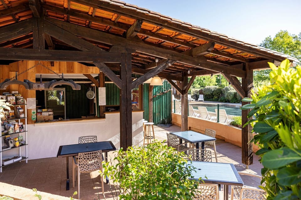 Terrasse et bar près de la piscine