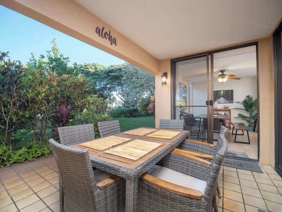 Main Lanai off of the Dining and Living Room - Seats for 6