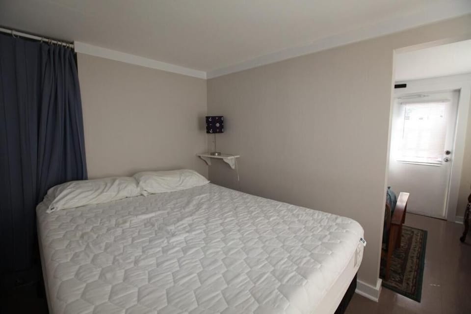 Studio Suite | Laptop workspace, free WiFi