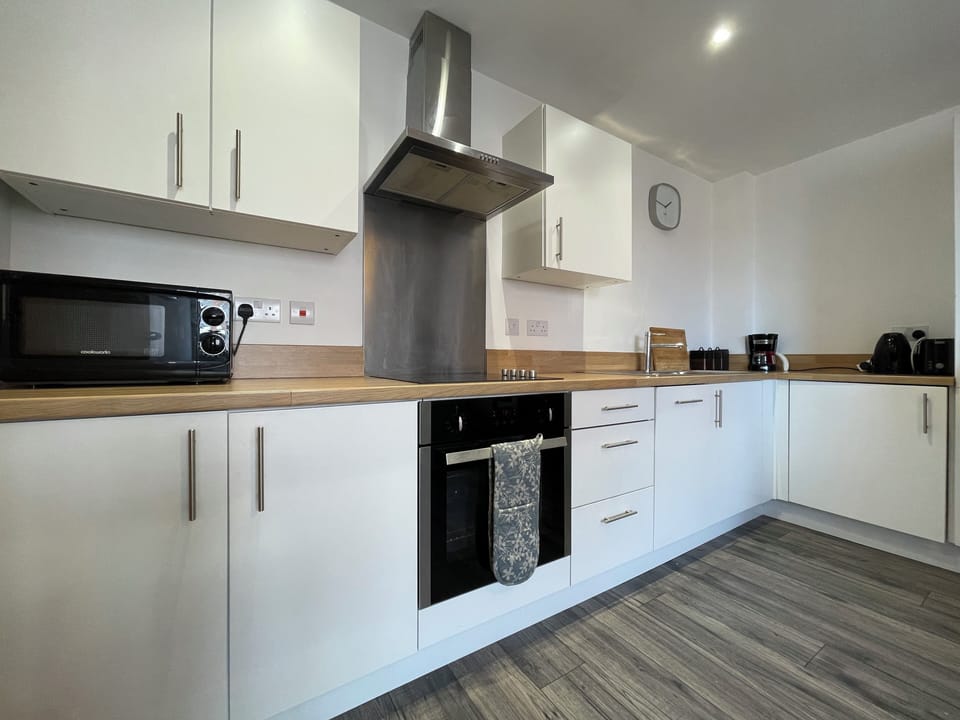 Comfort Apartment | Private kitchen | Fridge, microwave, oven, stovetop