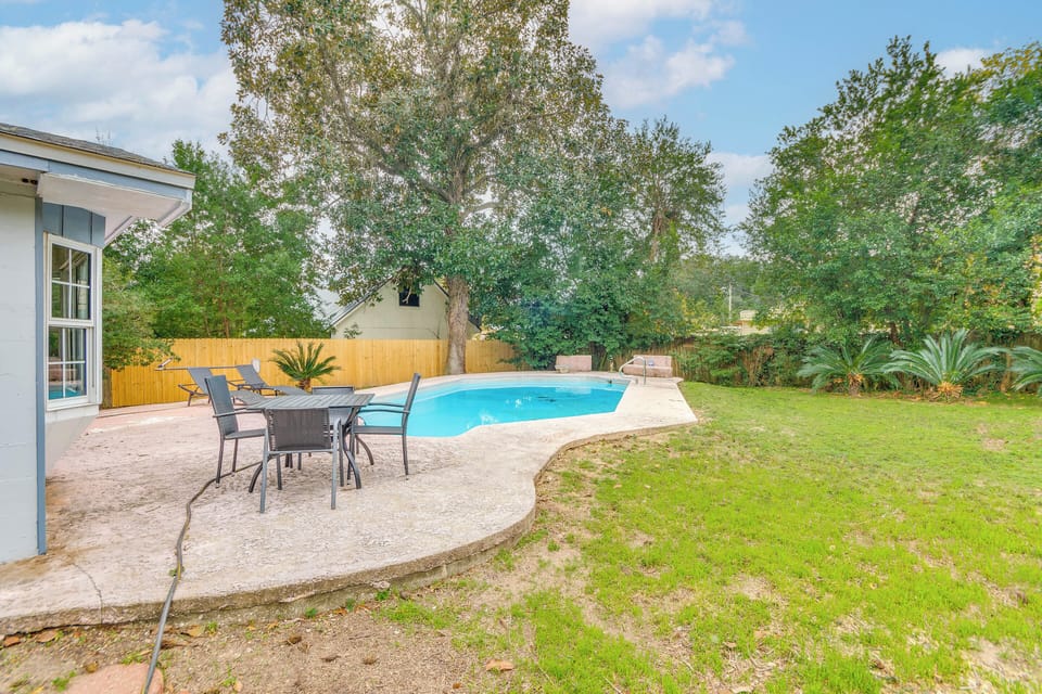 Pool | Outdoor Seating & Dining