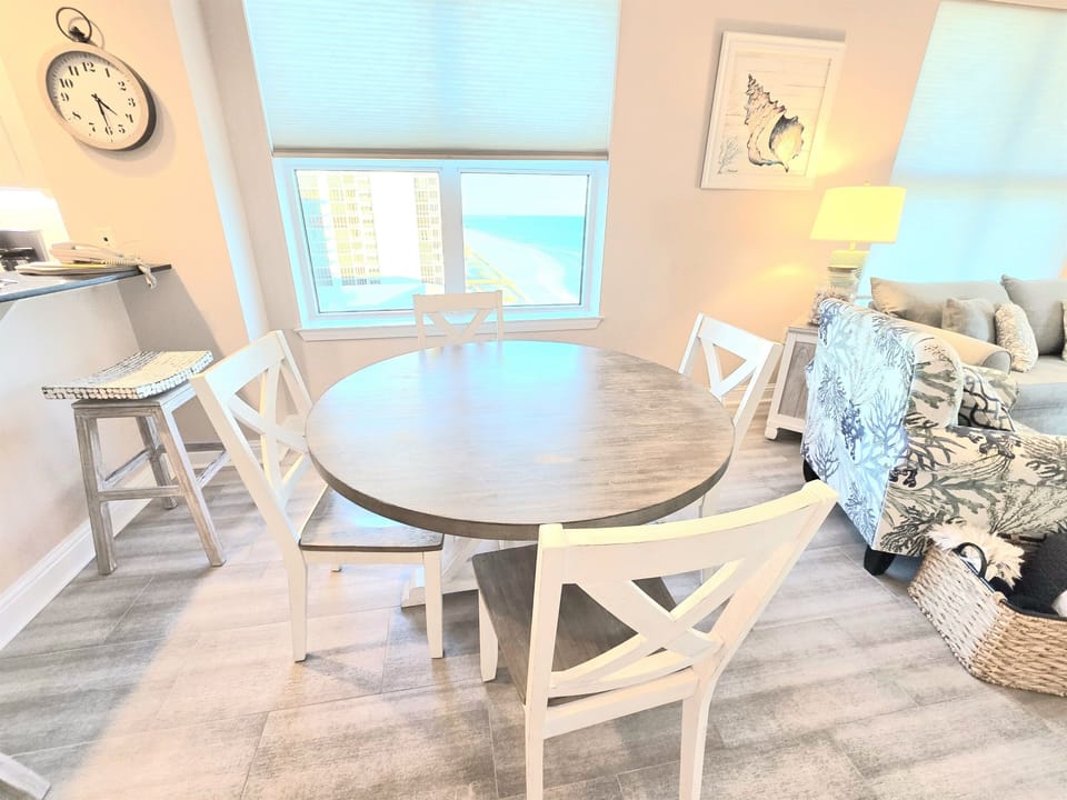 dining area with seating for 6