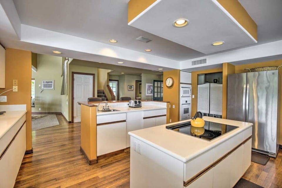 Large Open Kitchen with Walkin Pantry - Easy access to pool and outside dining areas