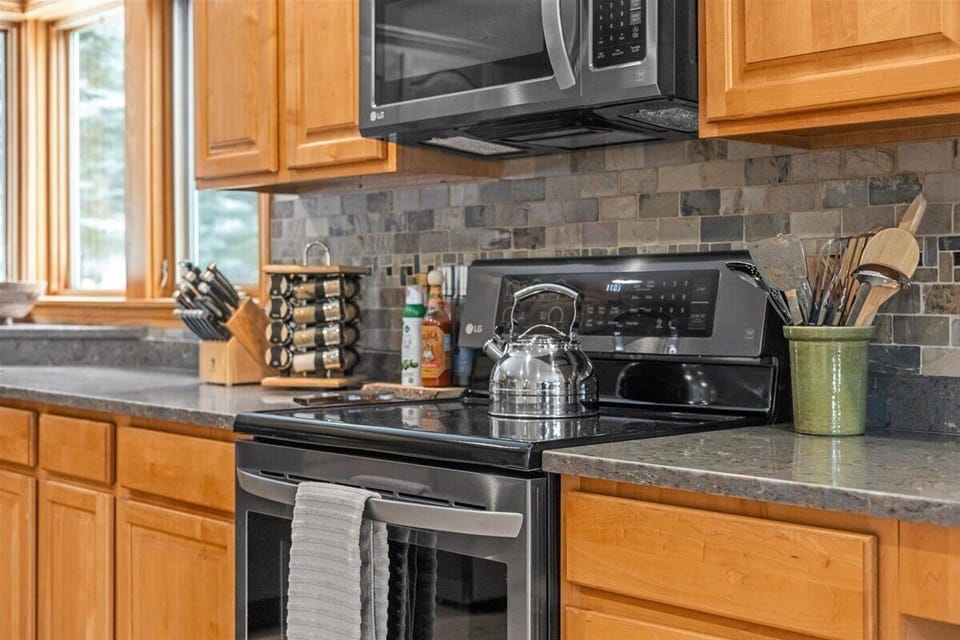 Stowe Berry Hill - Mountain Views, Deck & Firepit! (4977)