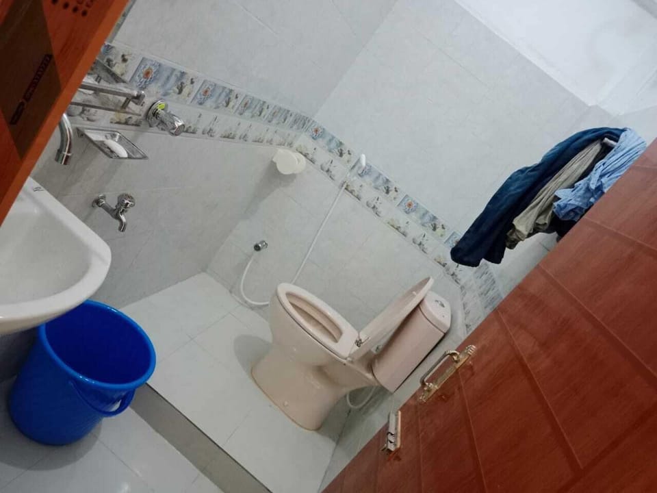 Honeymoon Double Room, City View | Bathroom | Free toiletries, towels, soap, shampoo