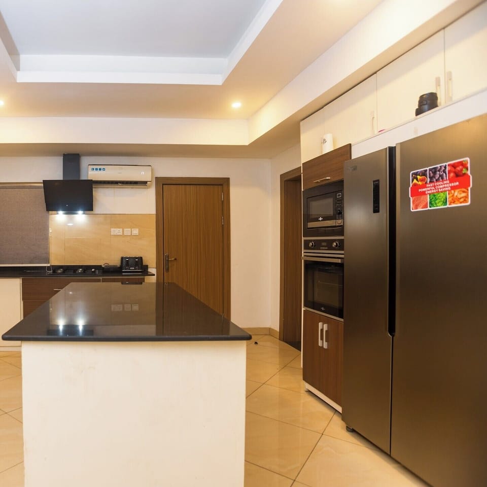 Family Apartment, Balcony, City View | Private kitchen | Fridge, microwave, oven, stovetop