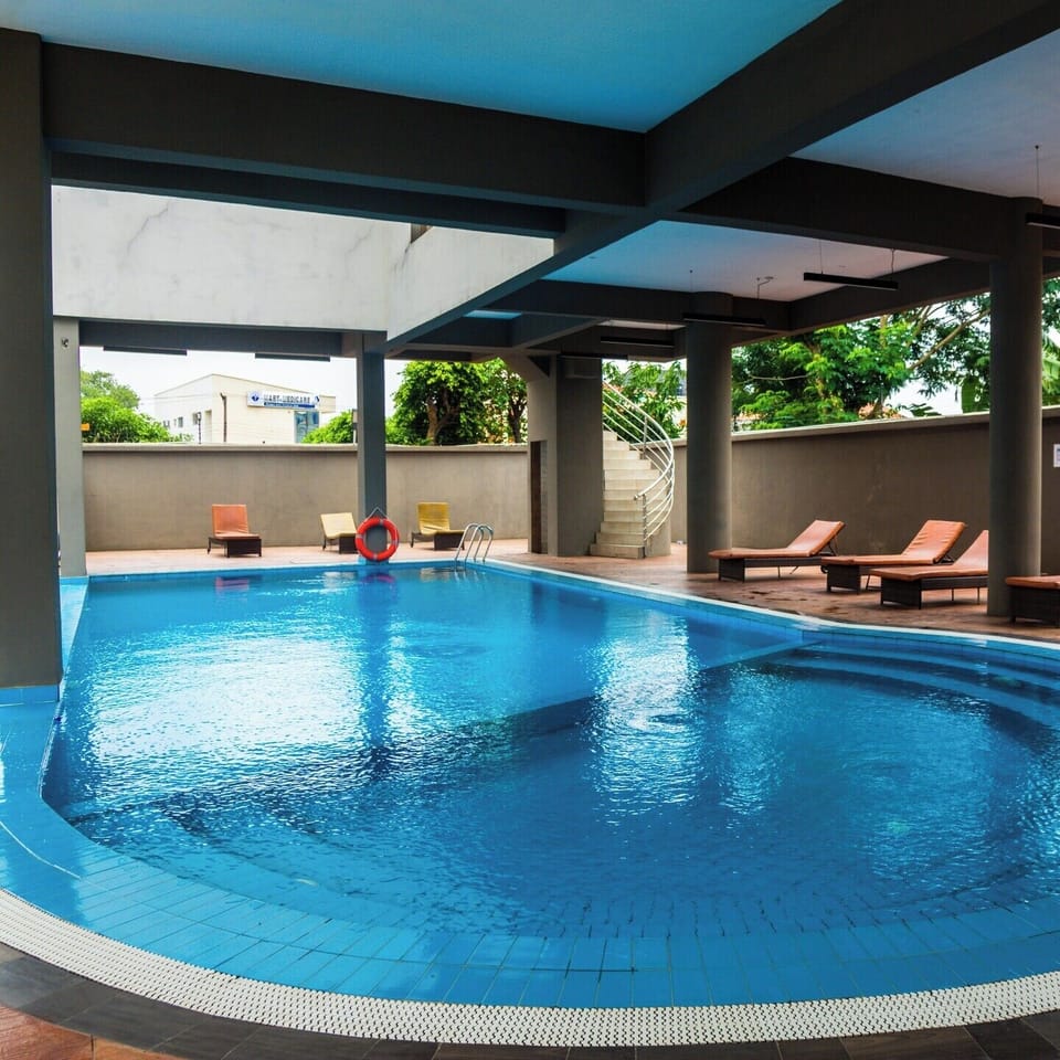 Swim-up bar