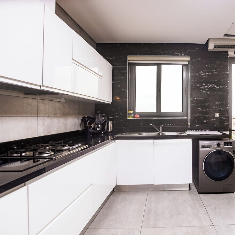 Family Apartment, Balcony, City View | Private kitchen | Fridge, microwave, oven, stovetop