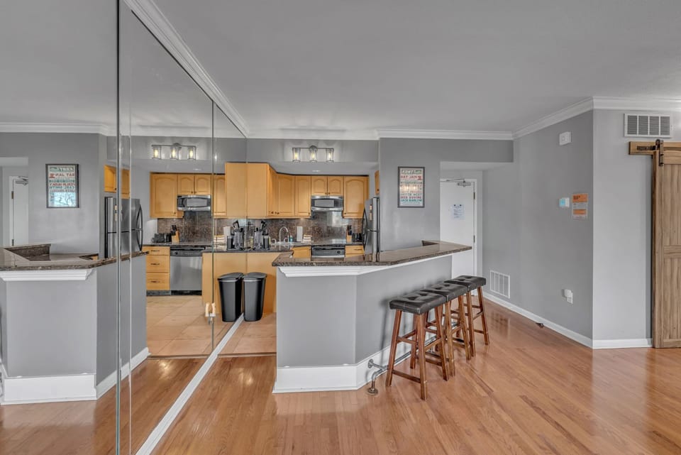 Signature Studio, 1 Queen Bed with Sofa bed, Pool Access | Private kitchen | Fridge, microwave, oven, stovetop