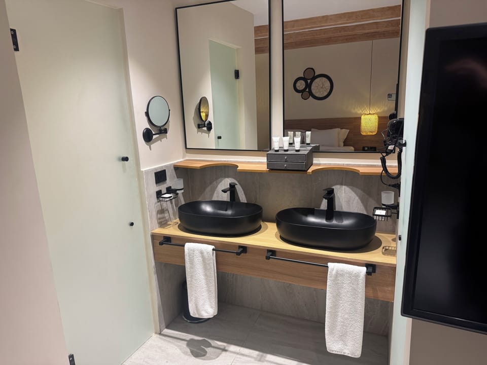 In-room safe, soundproofing, iron/ironing board, free WiFi