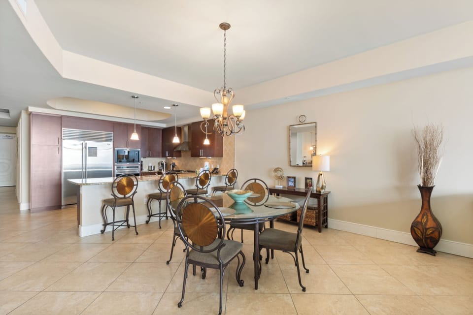 Signature Condo, 3 Bedrooms, Balcony, Beach View | In-room dining