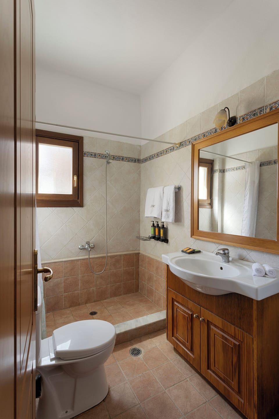 Standard Studio, Balcony, Lake View | Bathroom | Free toiletries, hair dryer, slippers, towels