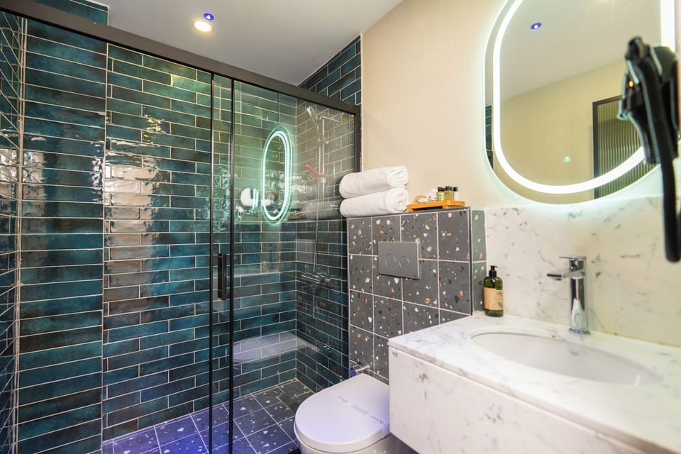 Junior Triple Room | Bathroom | Shower, free toiletries, hair dryer, slippers