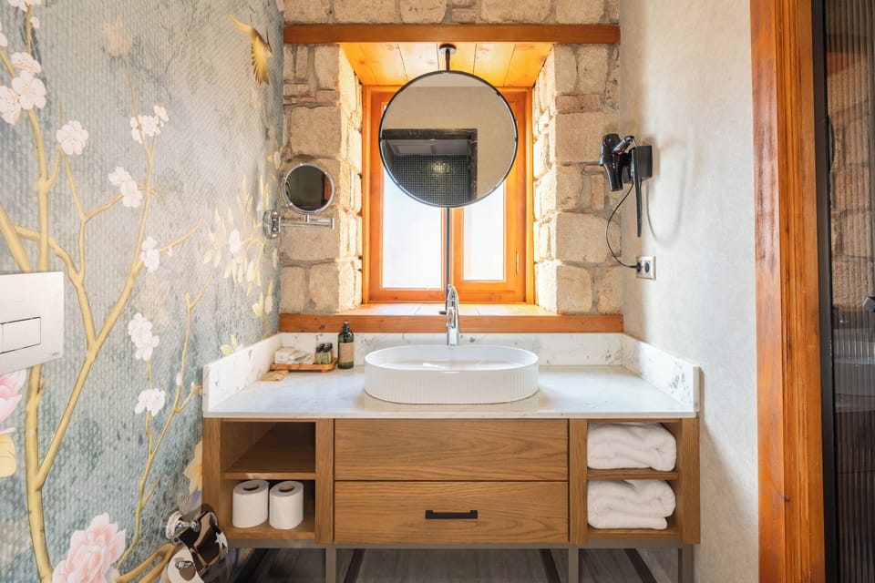 Standard Double Room | Bathroom | Shower, free toiletries, hair dryer, slippers