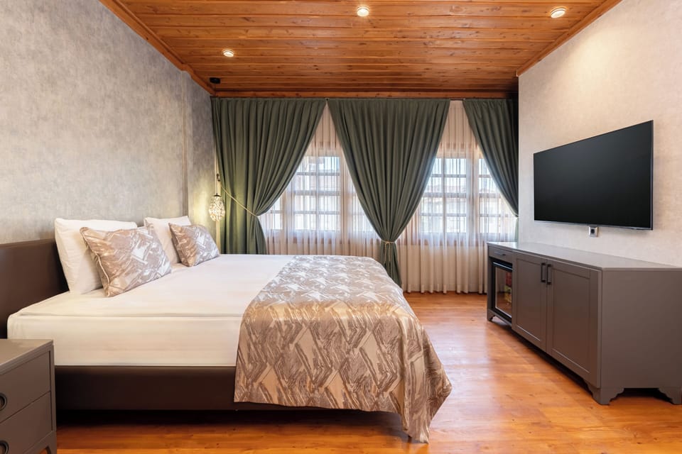 Deluxe Double Room | Egyptian cotton sheets, premium bedding, Select Comfort beds