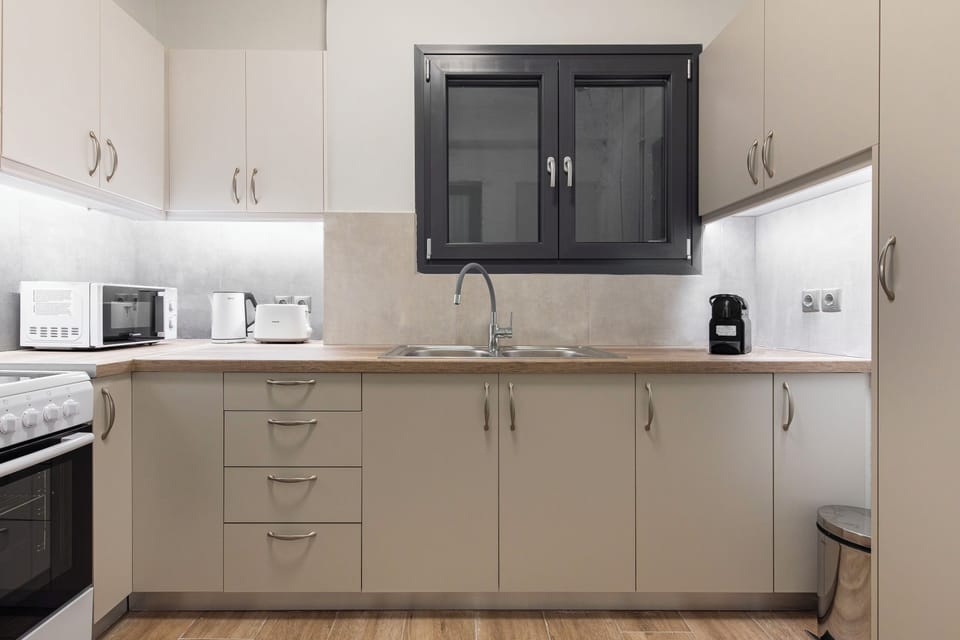 Luxury Apartment, City View | Private kitchen | Full-size fridge, microwave, oven, stovetop