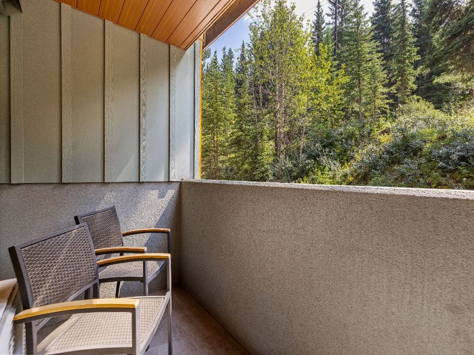 Surround yourself with the stunning Rocky Mountains in Banff National Park!
