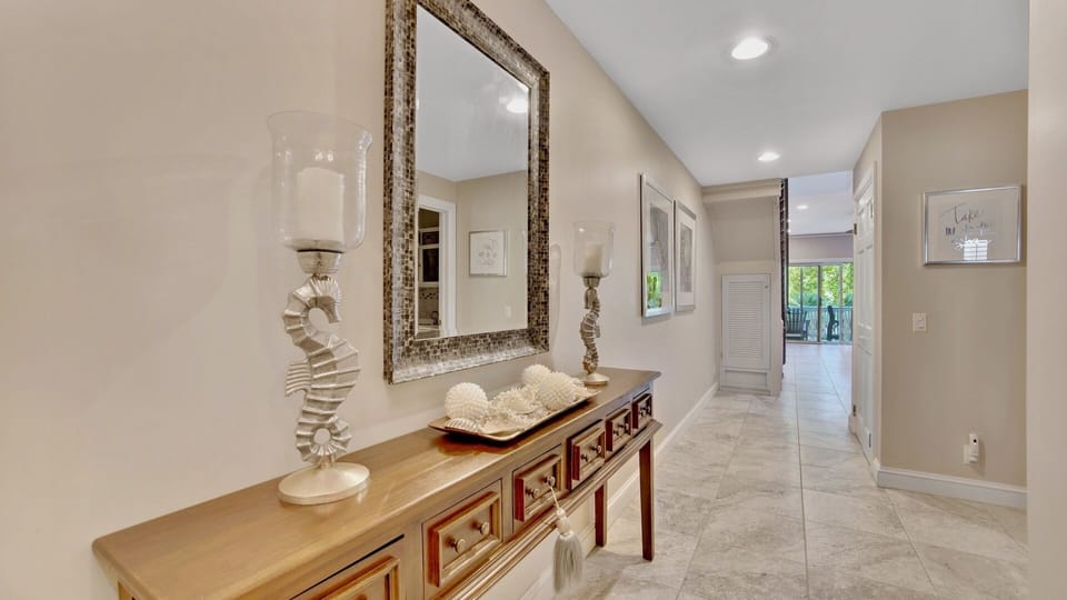 The hallway has a mirror to check your outfit before a night on Duval Street...