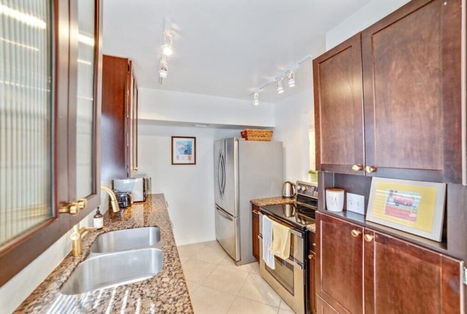 A full-size washer and dryer make longer stays a breeze, with extra shelving for beach towels and essentials.