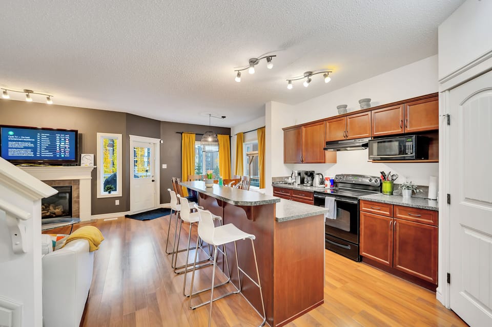 Enjoy your meals at this raised eating bar, adjacent to the kitchen island.