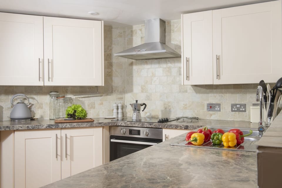 Fully equipped kitchen with fridge, freezer, microwave, kettle, toaster, cafetiere - Samson Cottage