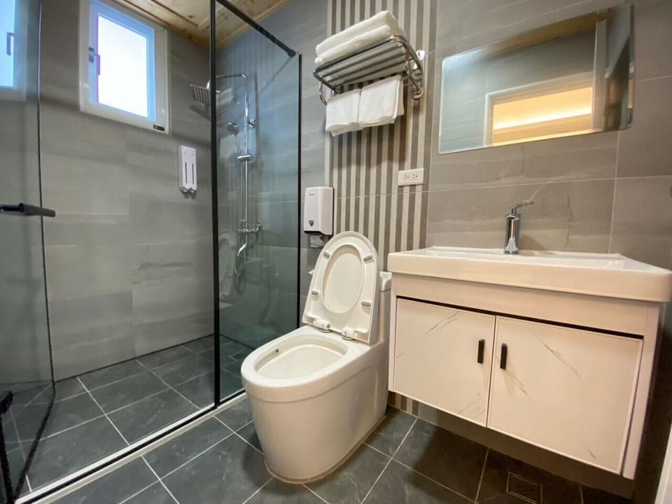 Comfort Double Room | Bathroom | Shower, hair dryer, slippers, towels