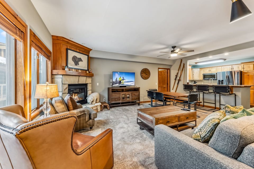 Living area: Gas fireplace, Smart TV with cable, queen pull-out couch, radiant heating, no A/C