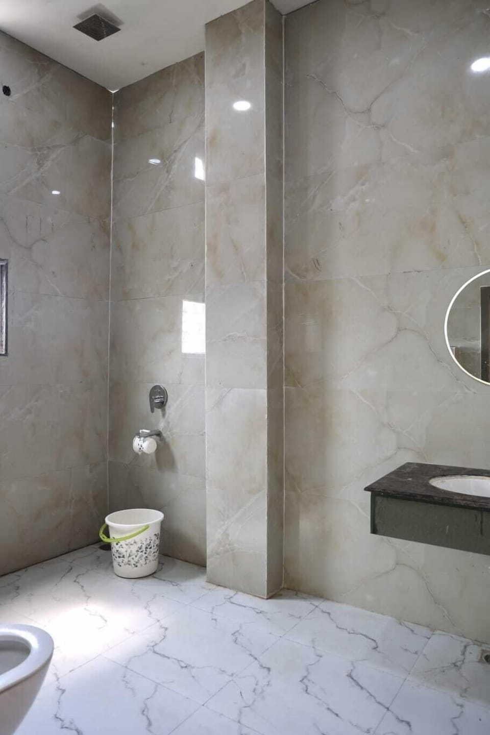 Elite Room | Bathroom | Shower, towels, soap, shampoo