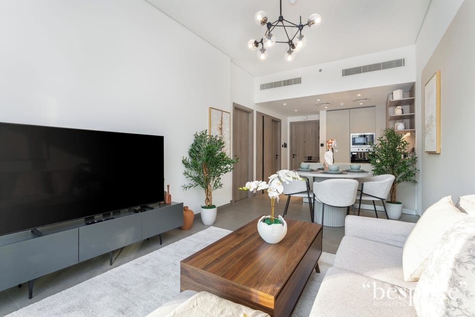 Executive Apartment, 1 Bedroom | Living area | 55-inch Smart TV with cable channels