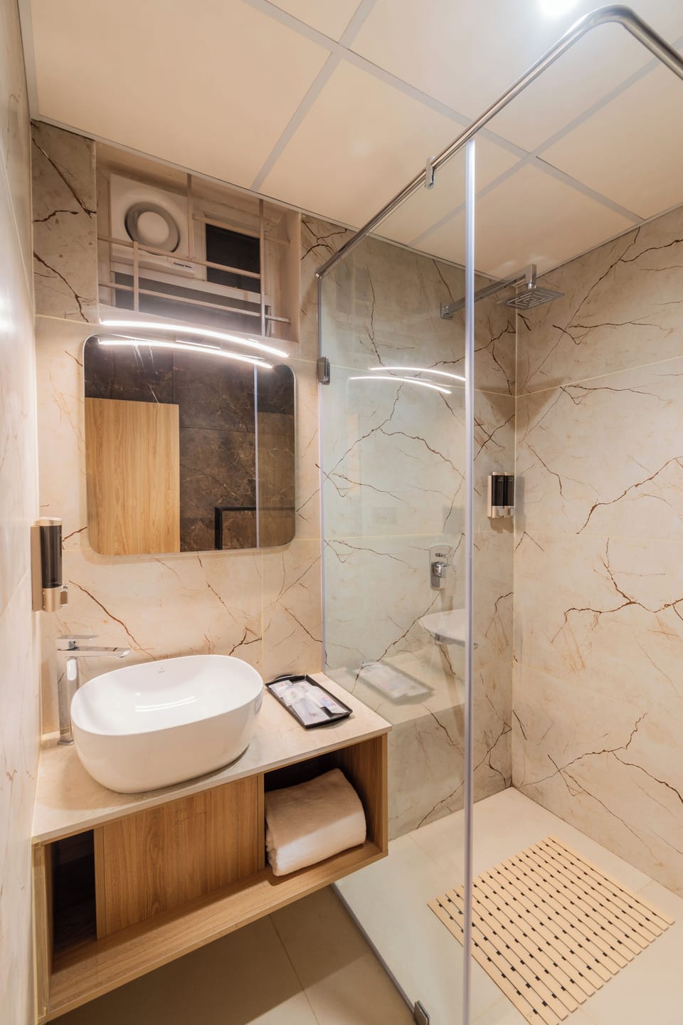 Premium Room | Bathroom | Shower, free toiletries, towels, soap