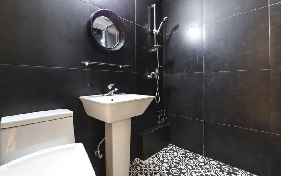 Standard Double Room | Bathroom | Hair dryer, towels, shampoo, toilet paper