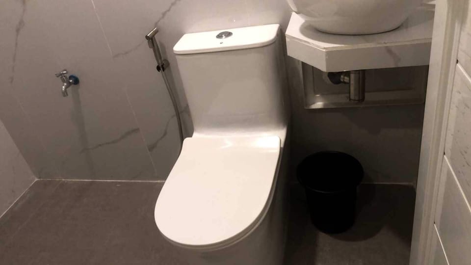 Standard Double Room | Bathroom | Shower, free toiletries, bidet, towels
