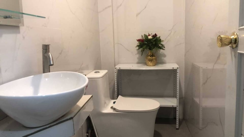 Deluxe Double Room | Bathroom | Shower, free toiletries, bidet, towels