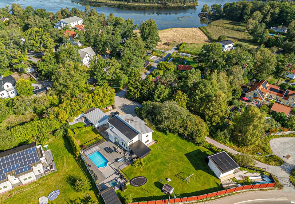Overview of the large house with the lake in the background. The small house on the right is included for large groups. The property manager Micke lives in the small house by the parking lot (For very large groups 16+, that house can possibly be rented as an option)
