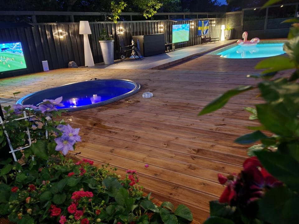 Swimming pool