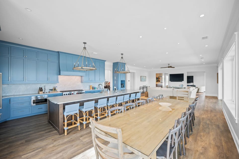 Full kitchen with high end appliances with seating for 24 (2nd Floor)