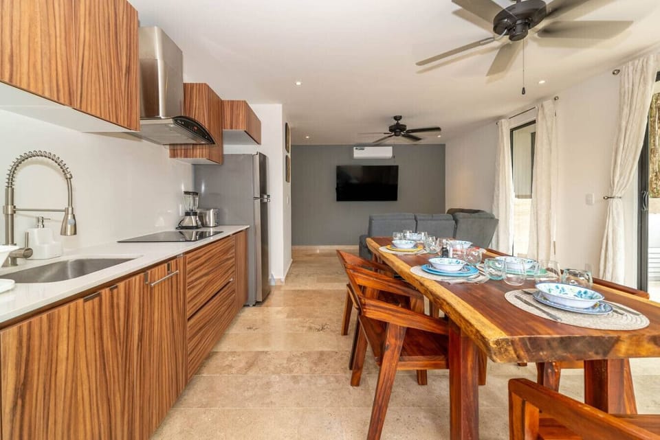 Whether you’re making a quick snack or a gourmet dinner, this kitchen has everything you need.