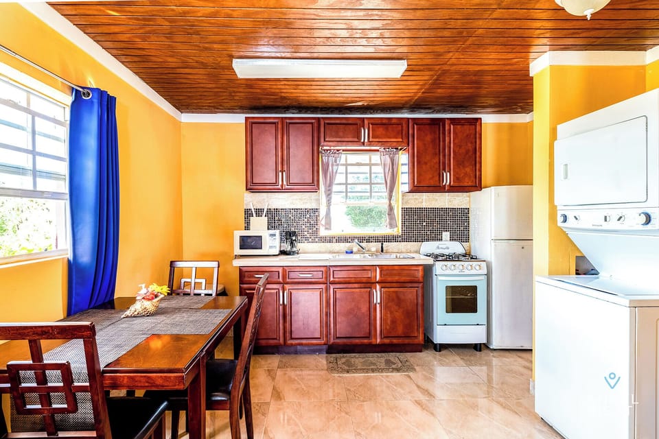 Apartment, 1 Queen Bed | Private kitchen