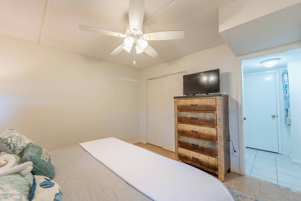 D1 Guest Room with King Bed (2)