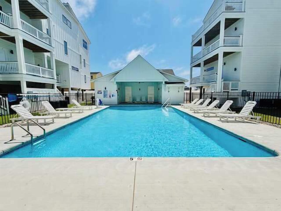 Access to Outdoor Community Pool (open mid-may to mid-October, weather dependent)
