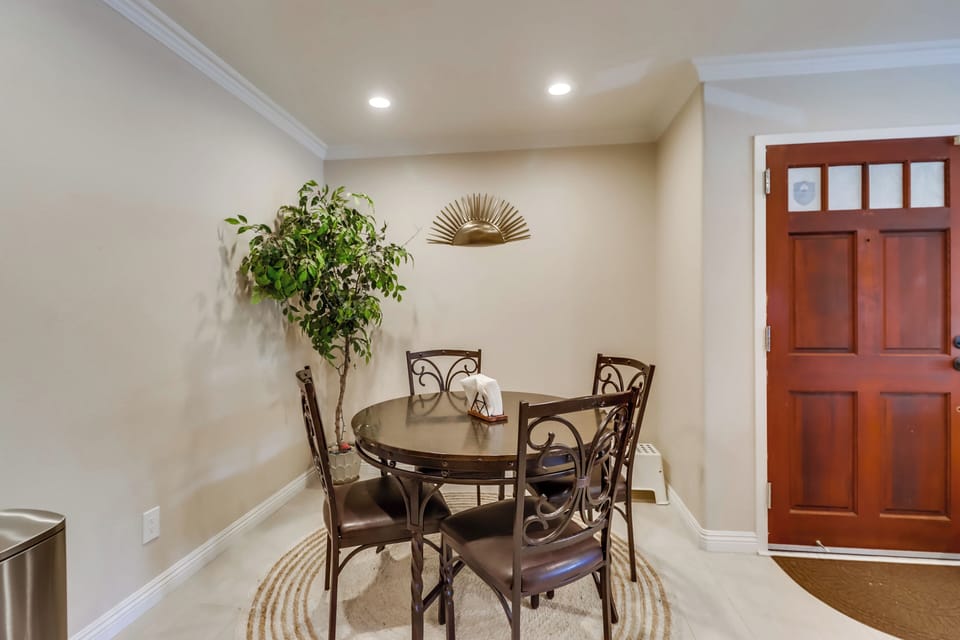 Enjoy hearty meals & gatherings in this cozy dining space