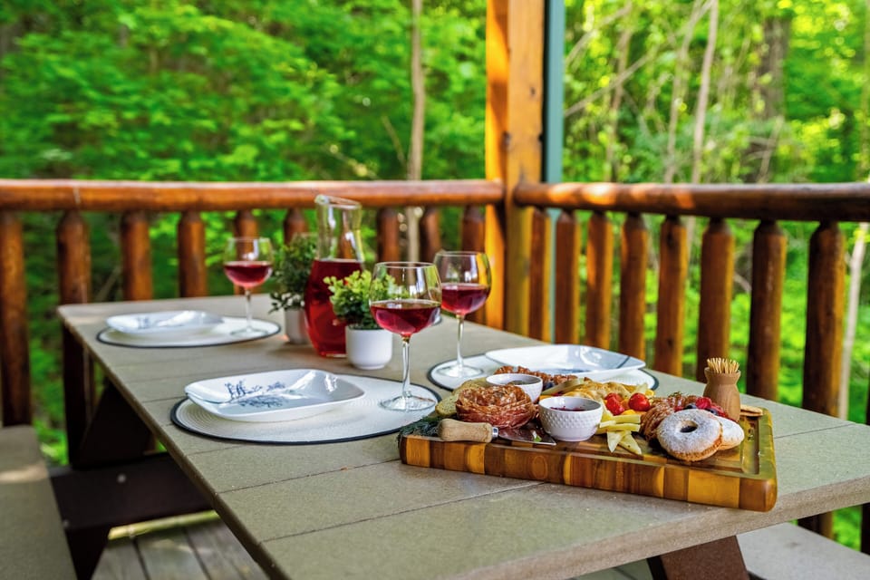 Gather with your crew for lunch at the outdoor picnic table. 
