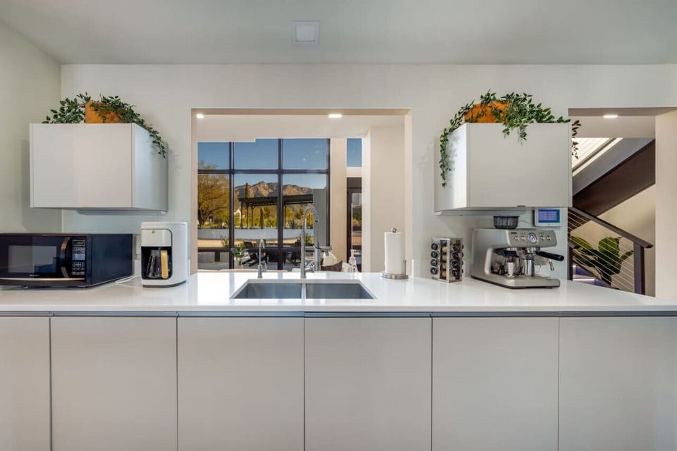 Main House: Large chef`s kitchen, fully equipped and stocked for your stay, with stunning views of the front of the property and surrounding mountains as well as the beautiful backyard