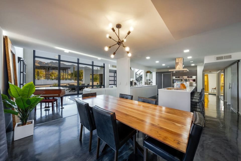 Main House: Open floor plan`s dining area with table that comfortably seats six (additional seating at kitchen island)