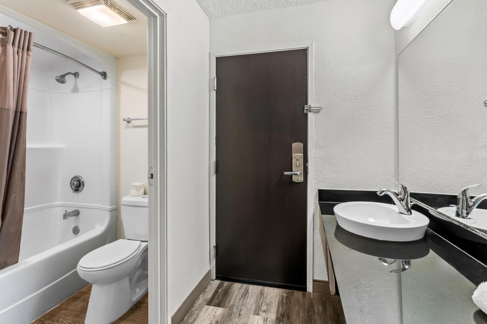 Standard Room, 1 Double Bed, Non Smoking | Bathroom | Combined shower/tub, free toiletries, towels, soap