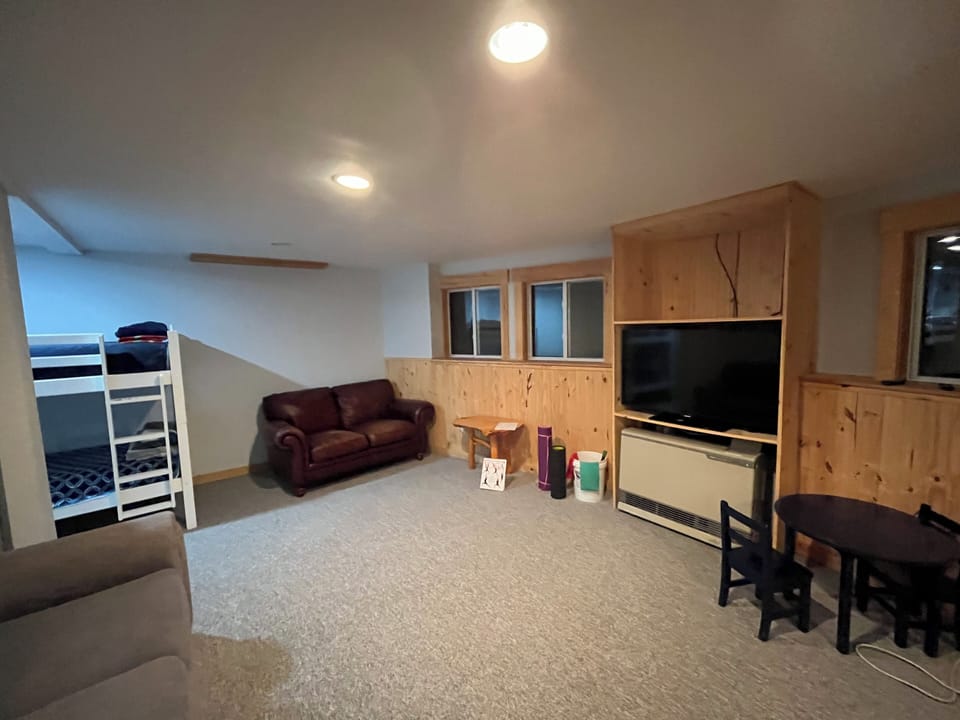 Bonus room image2 - yoga mat, yoga block, roller, stretch bands